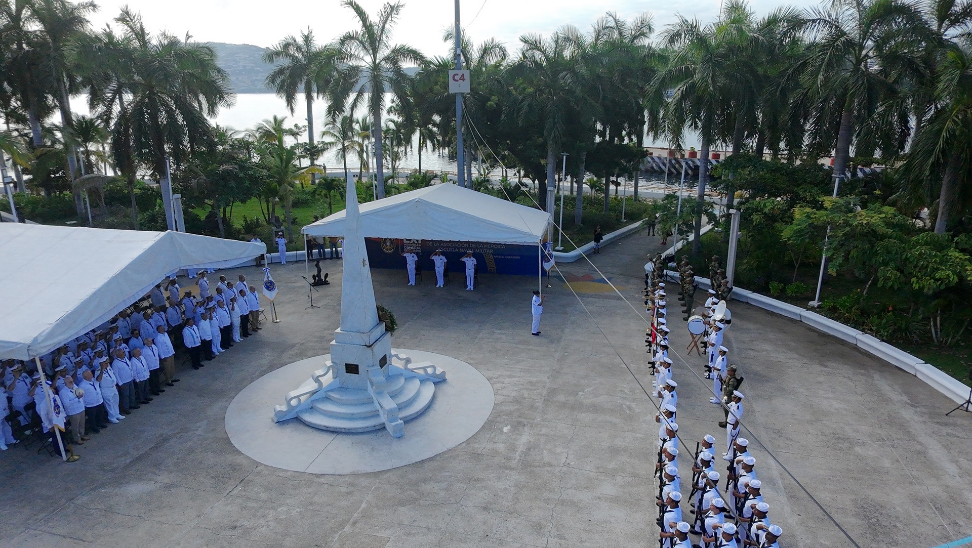 Ceremonia en el Obelisco